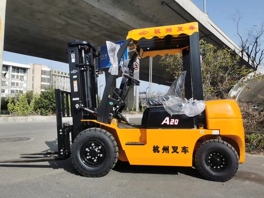 橙色A20新叉车侧面实拍