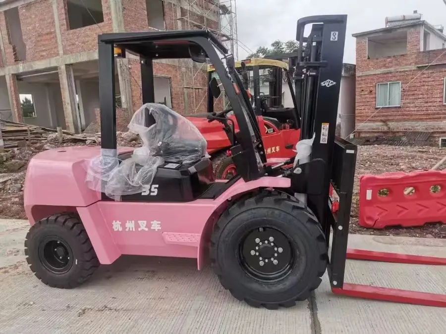 红色3.5吨级叉车实拍