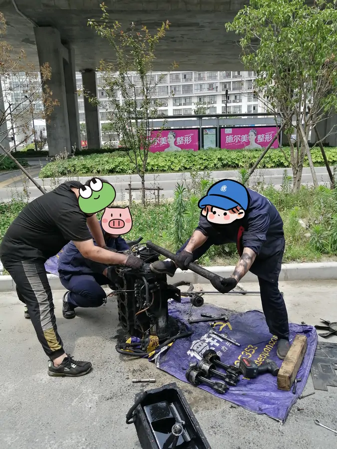 叉车维修团队现场作业